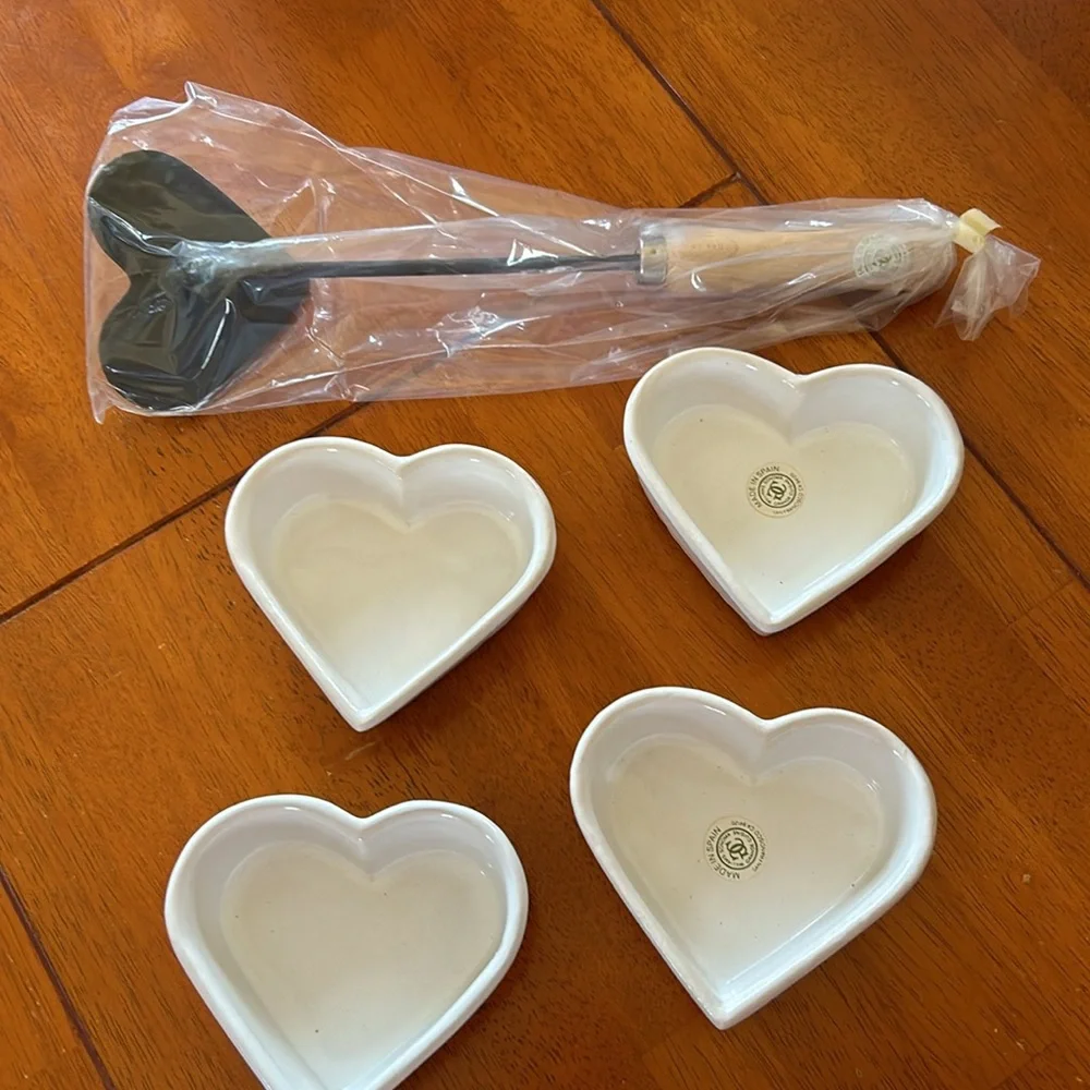 Williams Sonoma set of 6 Creme Brûlée ceramic hearts and heart shaped iron